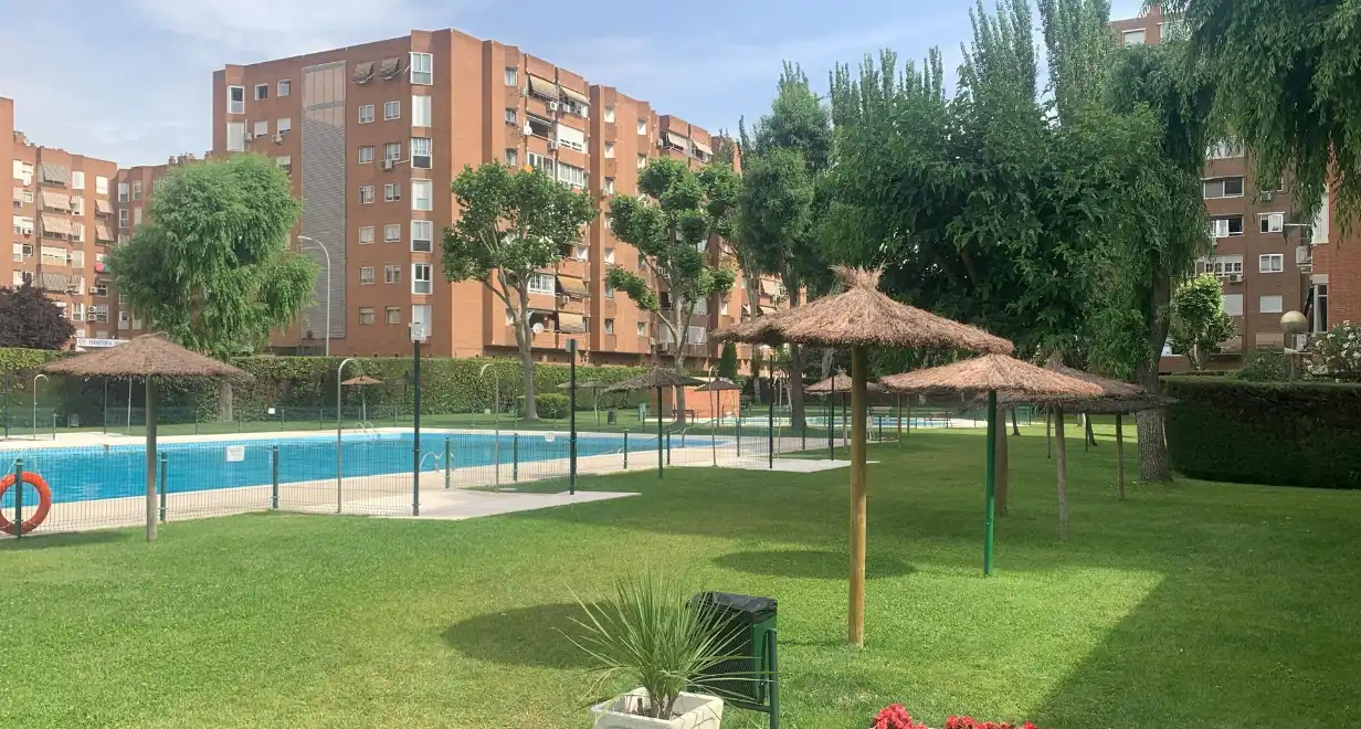 Piscina de Pis en venda en Fuenlabrada amb Terrassa, Moblat i Forn