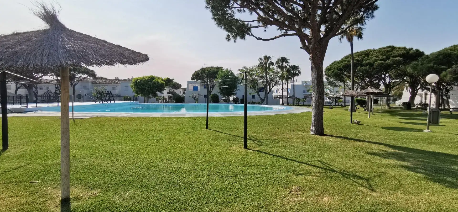 Piscina de Apartament en venda en Chiclana de la Frontera amb Terrassa, Moblat i Piscina comunitària