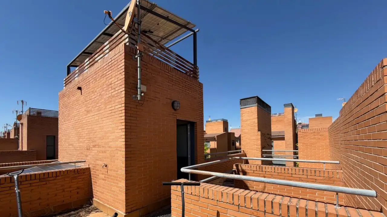 Vista exterior de Casa o chalet en venta en Paracuellos de Jarama con Aire acondicionado, Calefacción y Jardín privado