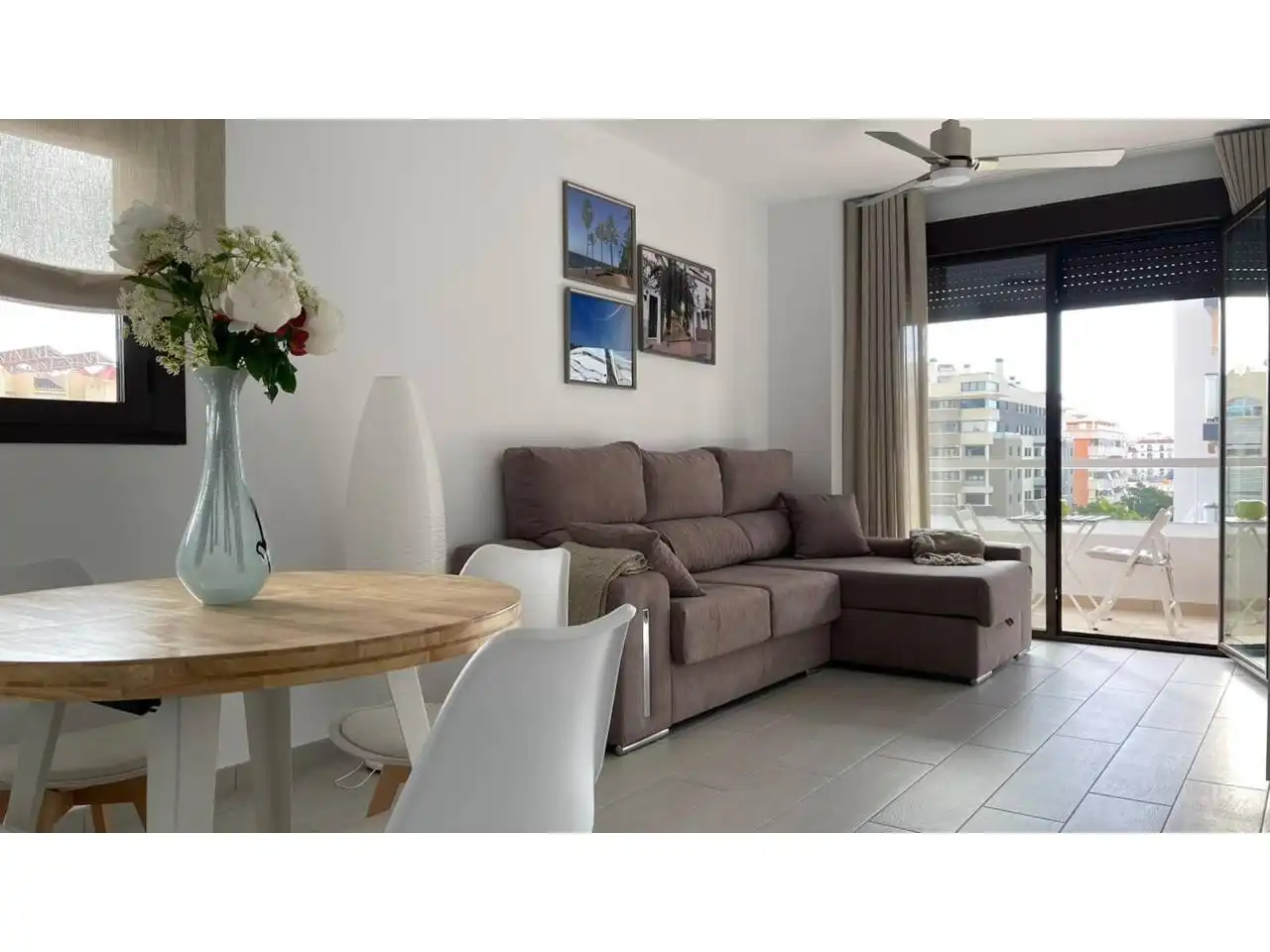 Wohnzimmer von Wohnung zur Miete in Estepona mit Klimaanlage, Heizung und Terrasse