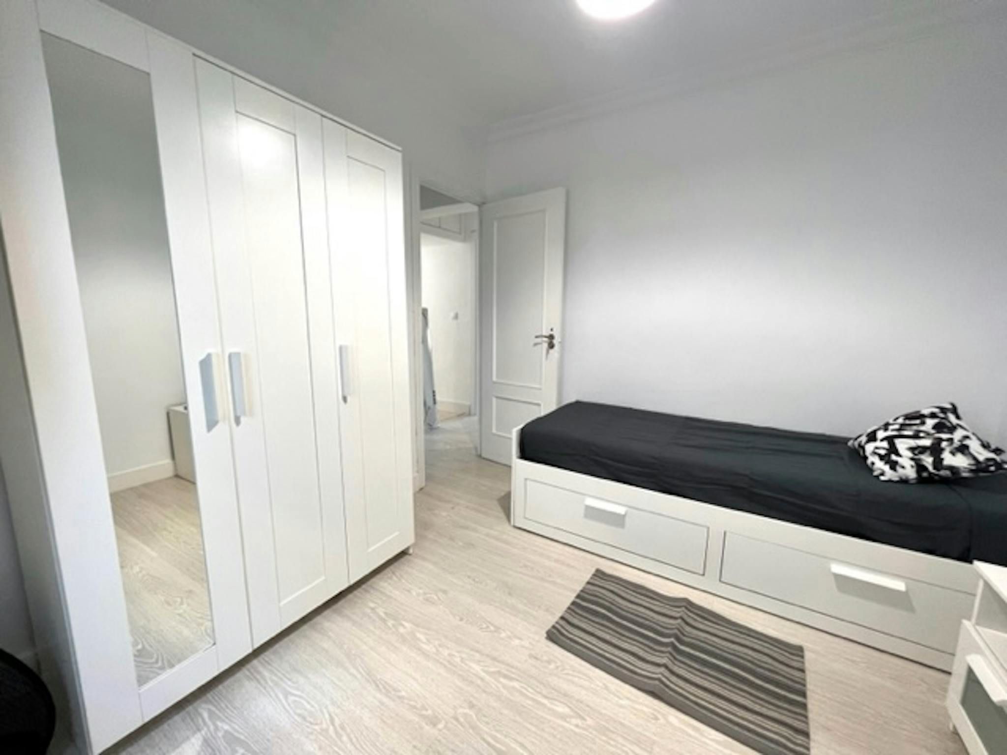 Bedroom of Flat to share in  Madrid Capital  with Heating and Washing machine