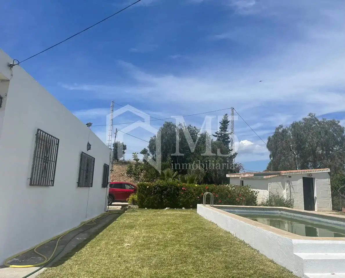 Vista exterior de Finca rústica en venda en Vélez-Málaga amb Piscina