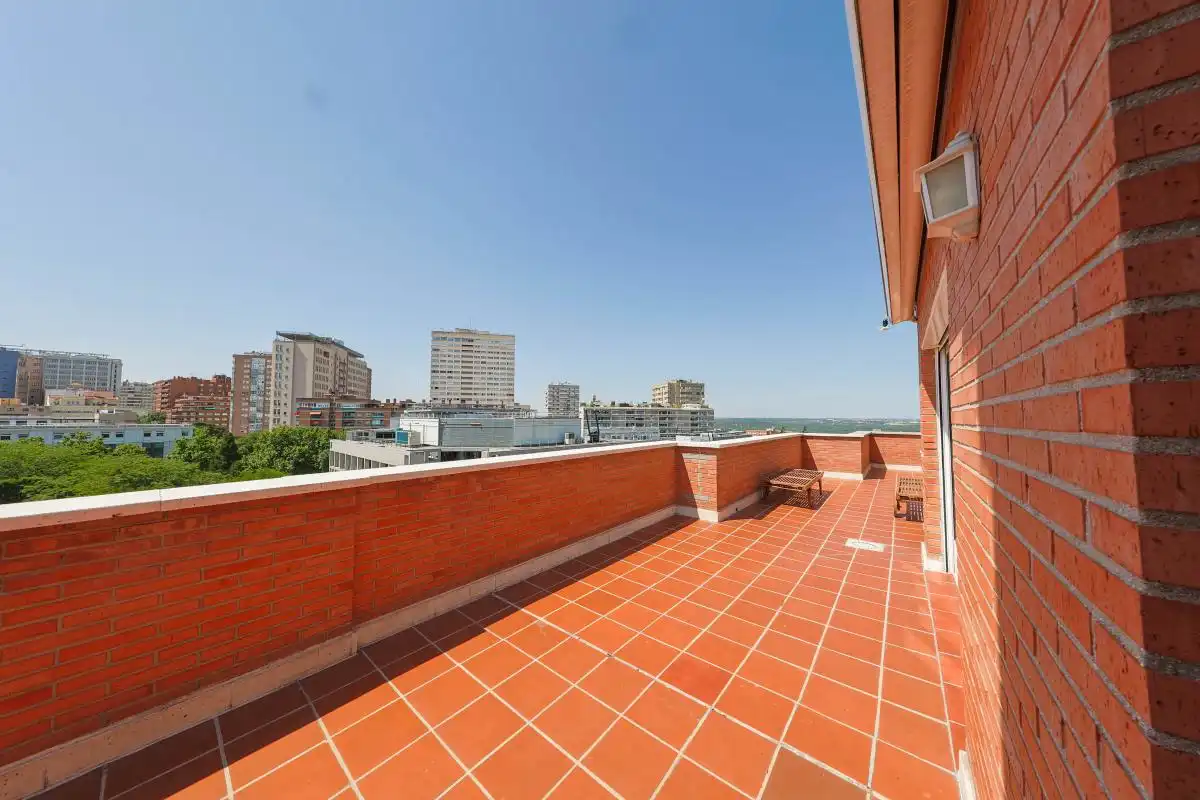 Terrassa de Àtic de lloguer en Madrid amb Aire condicionat, Calefacció i Jardí privat