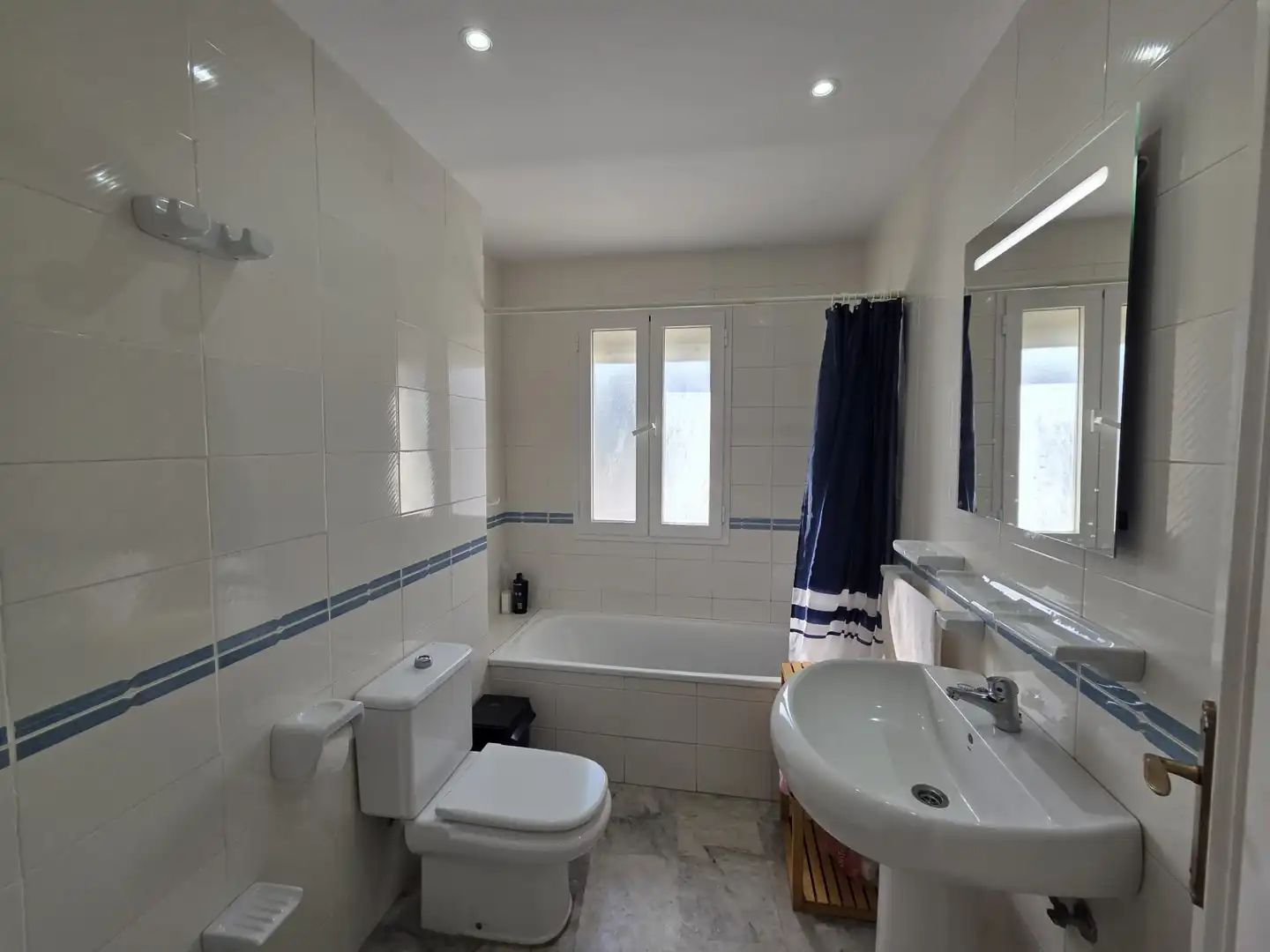 Baño de Apartamento en venta en Torremolinos con Terraza, Trastero y Horno