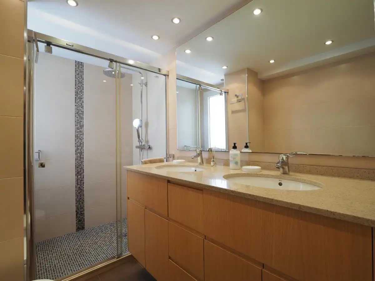 Badezimmer von Wohnung zur Miete in Reus mit Klimaanlage, Heizung und Parkett