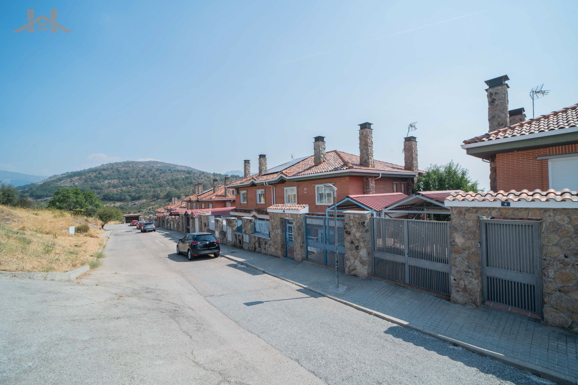Vista exterior de Casa adosada en venta en Miraflores de la Sierra con Calefacción, Jardín privado y Terraza