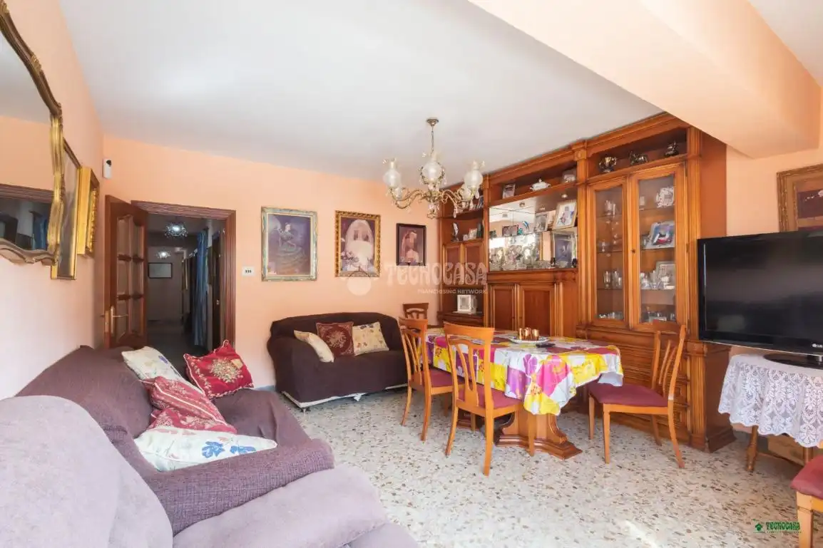 Sala d'estar de Pis en venda en Almería amb Calefacció i Balcó