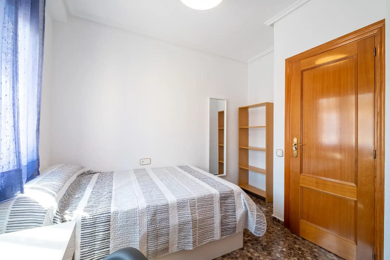 Schlafzimmer von Dachboden zur Miete in Moncada mit Privatgarten, Terrasse und Balkon