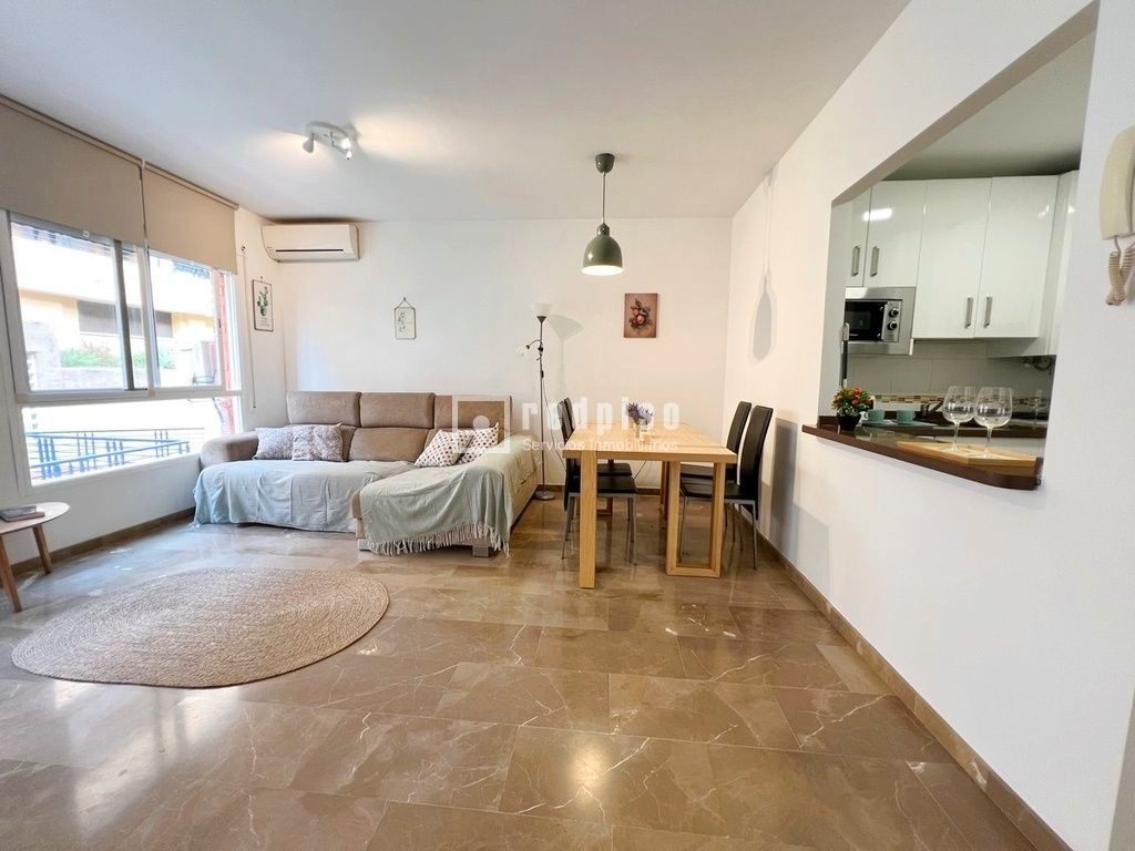 Sala d'estar de Pis en venda en Rincón de la Victoria amb Piscina i Moblat
