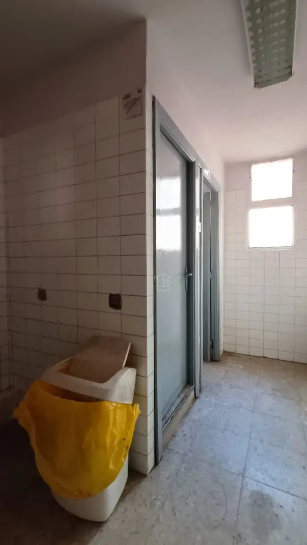 Badezimmer von Fabrikhallen zum Verkauf in Tineo