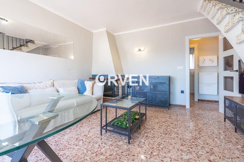 Sala d'estar de Casa adosada en venda en Torredembarra amb Aire condicionat, Jardí privat i Terrassa