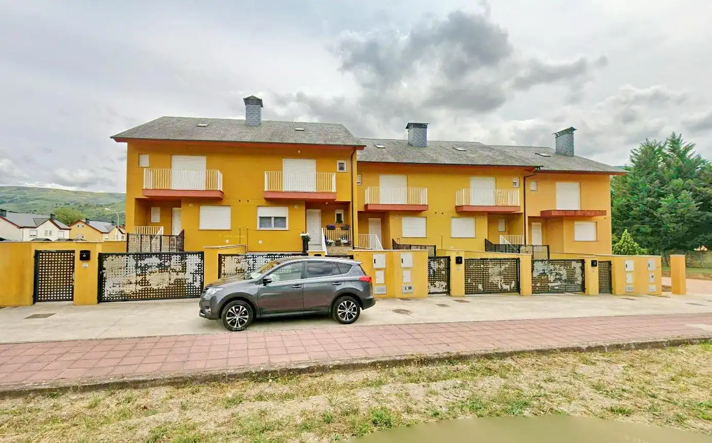 Vista exterior de Casa o xalet en venda en O Barco de Valdeorras   amb Terrassa i Balcó