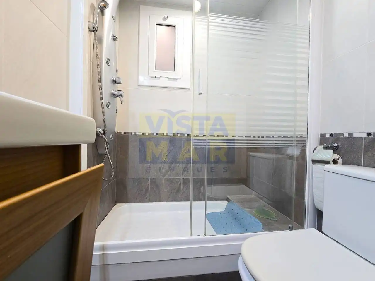Bathroom of Attic for rent in Cubelles  with Air Conditioner, Heating and Parquet flooring