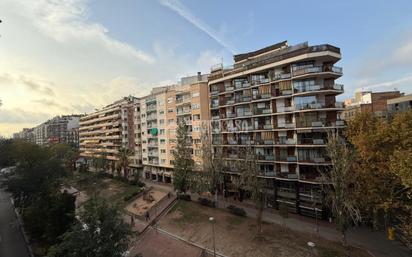 Außenansicht von Wohnung zum verkauf in  Barcelona Capital mit Terrasse und Balkon