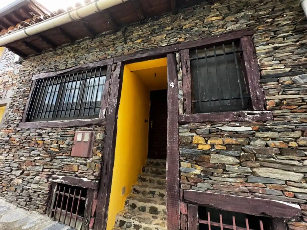 Vista exterior de Local en venta en El Atazar