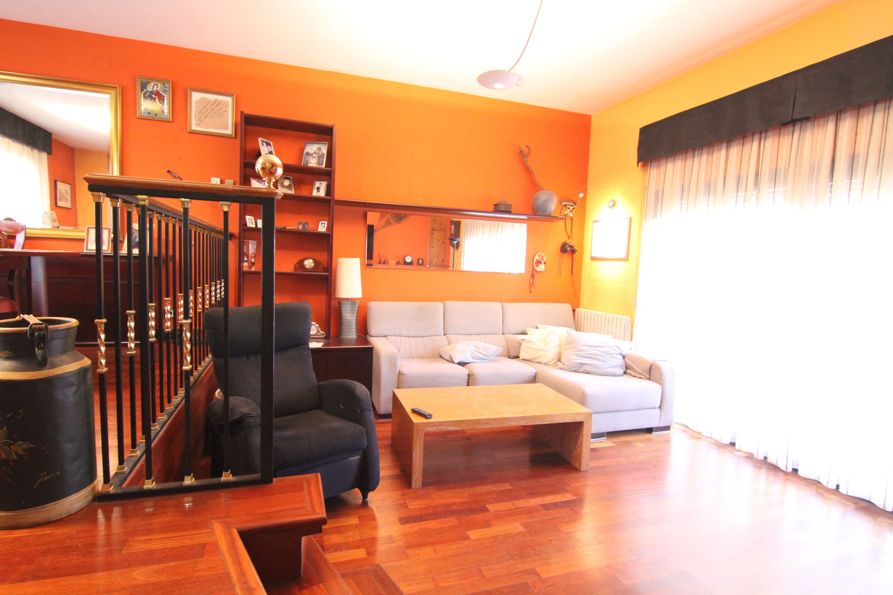Sala de estar de Casa adosada en venta en Olesa de Montserrat con Aire acondicionado, Calefacción y Jardín privado