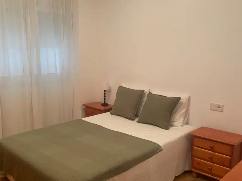 Dormitori de Pis de lloguer en Ribadeo amb Calefacció, Parquet i Moblat