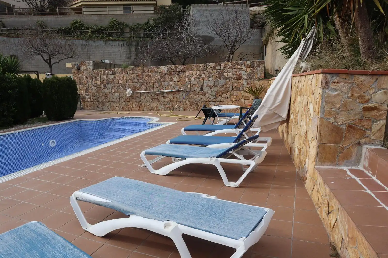 Schwimmbecken von Einfamilien-Reihenhaus zum Verkauf in Tossa de Mar mit Klimaanlage, Privatgarten und Terrasse