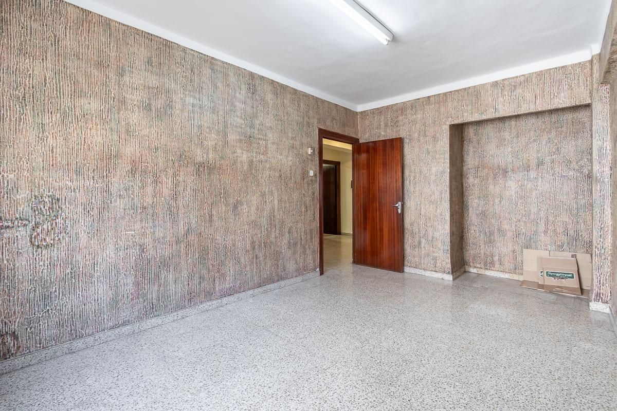 Flat for sale in  Granada Capital  with Heating and Storage room