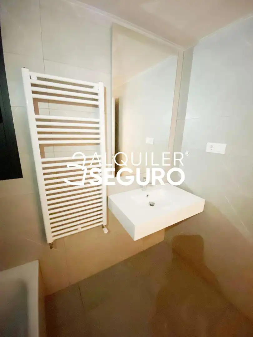Bathroom of Flat for rent in Madrid  with Air Conditioner, Heating and Terrace
