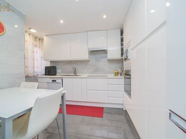 Flat with balcony for sale in Calle de Chile