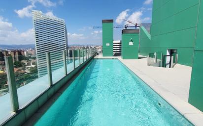 Piscina de Pis de lloguer en L'Hospitalet de Llobregat amb Aire condicionat i Piscina