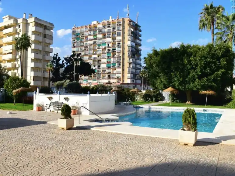 Piscina de Piso en venta en Benalmádena con Terraza, Trastero y Amueblado