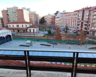 Vista exterior de Pis de lloguer en León Capital  amb Terrassa