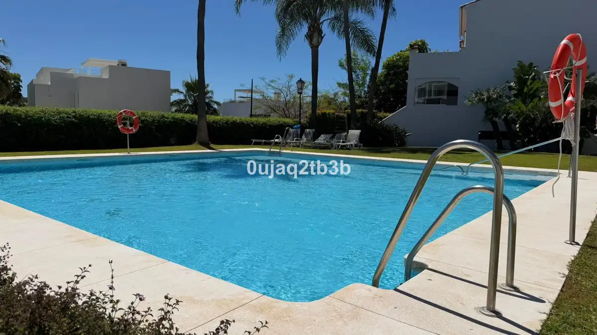 Piscina de Casa adosada de alquiler en Estepona con Aire acondicionado, Jardín privado y Terraza