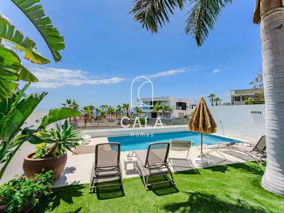 Vista exterior de Casa o xalet en venda en Adeje amb Aire condicionat, Terrassa i Piscina