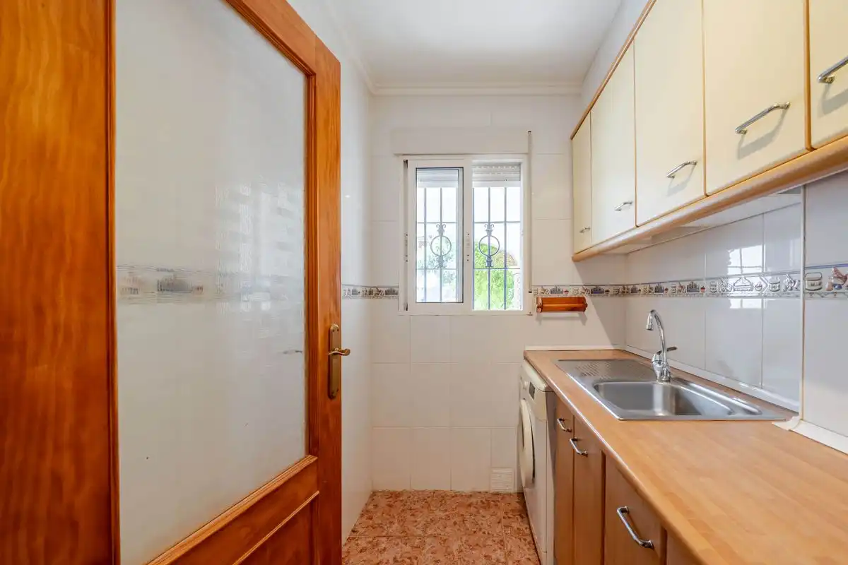 Küche von Erdgeschoss zum Verkauf in Santa Pola mit Heizung, Privatgarten und Terrasse
