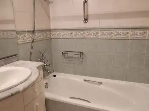 Bathroom of Flat for rent in Vigo   with Air Conditioner, Parquet flooring and Storage room