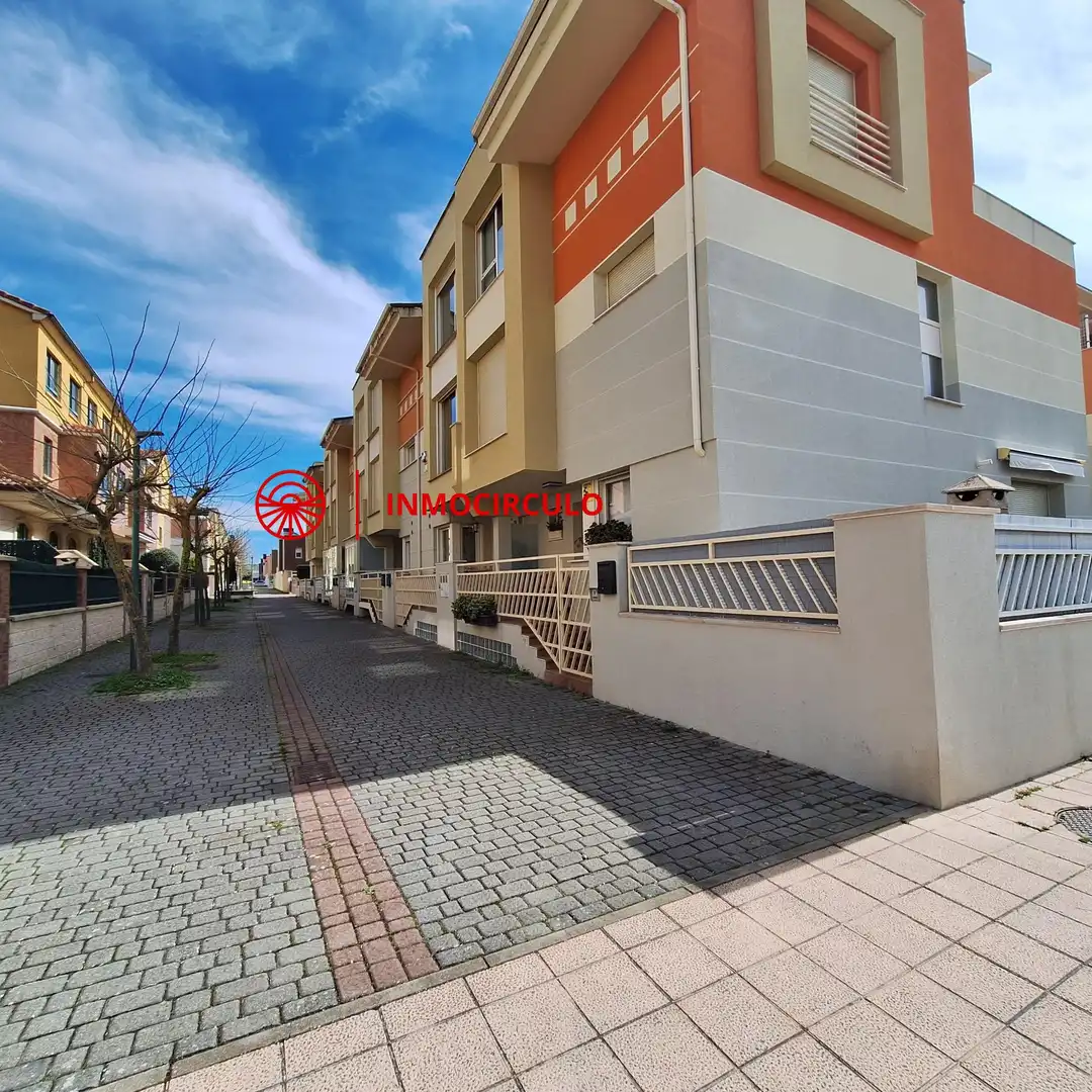 Vista exterior de Casa adosada en venda en Burgos amb Jardí privat, Terrassa i Traster