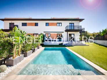 Semi-detached house with balcony for sale in Carrer Nord