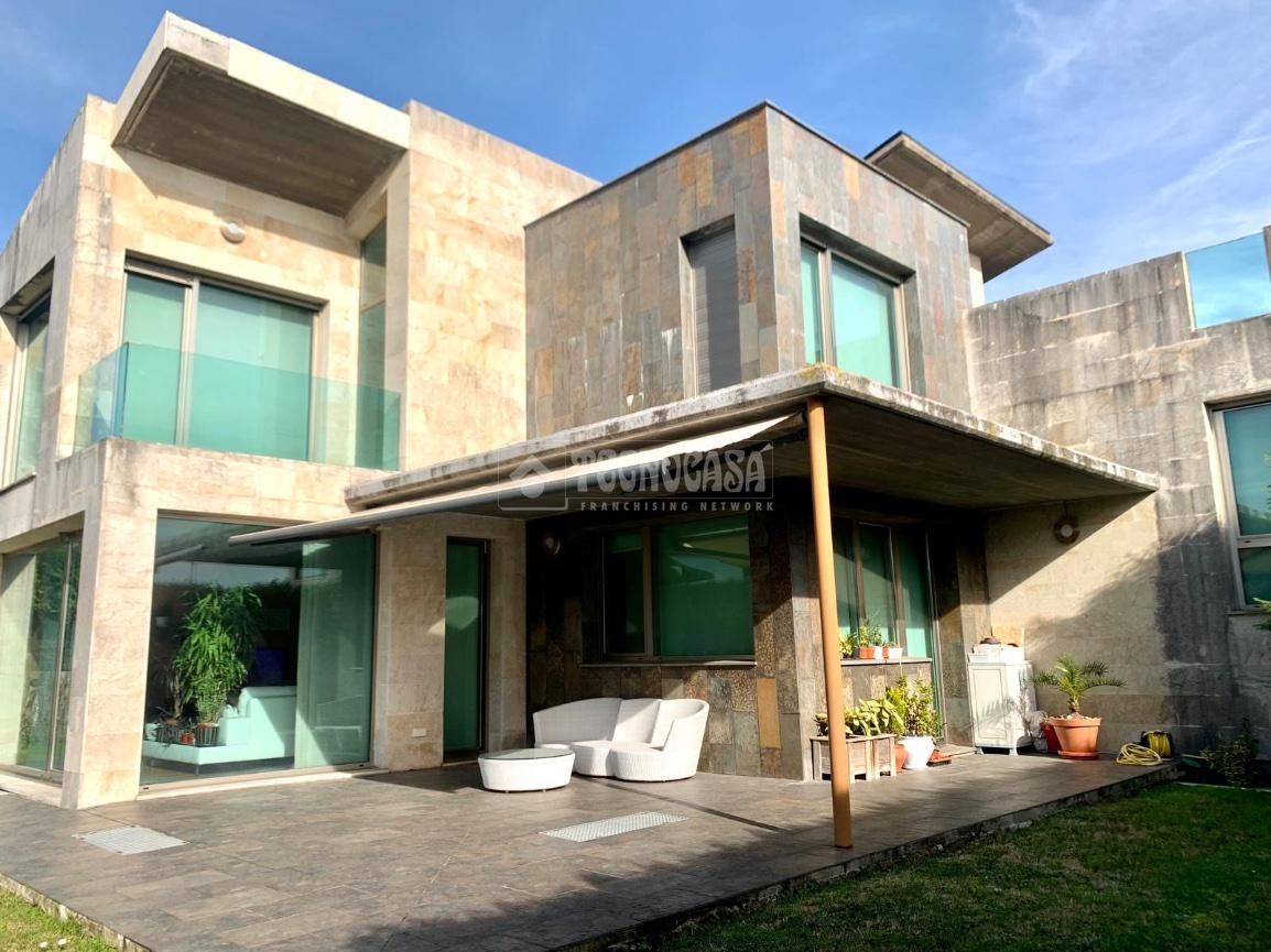 Vista exterior de Casa o xalet en venda en Santa Cruz de Bezana amb Calefacció, Jardí privat i Terrassa