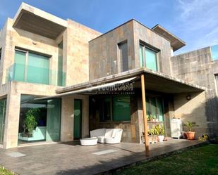 Vista exterior de Casa o xalet en venda en Santa Cruz de Bezana amb Calefacció, Jardí privat i Terrassa