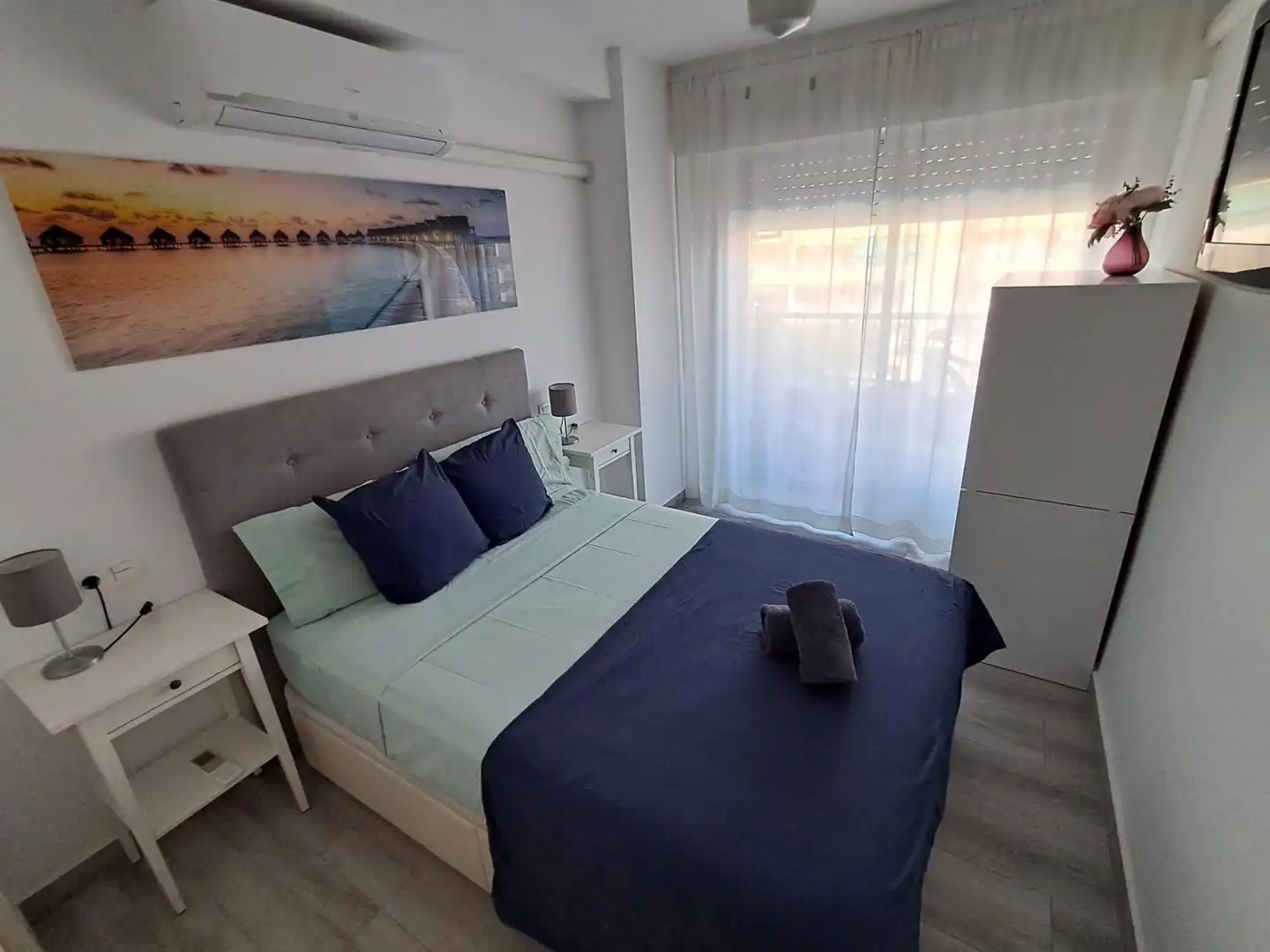 Dormitori de Pis de lloguer en Torrevieja amb Aire condicionat, Calefacció i Terrassa