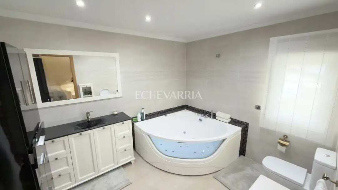Baño de Casa o chalet en venta en Castro-Urdiales con Calefacción, Jardín privado y Terraza
