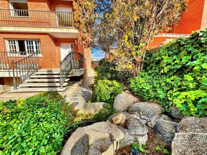 Vista exterior de Casa o xalet en venda en Cerdanyola del Vallès amb Calefacció, Jardí privat i Terrassa