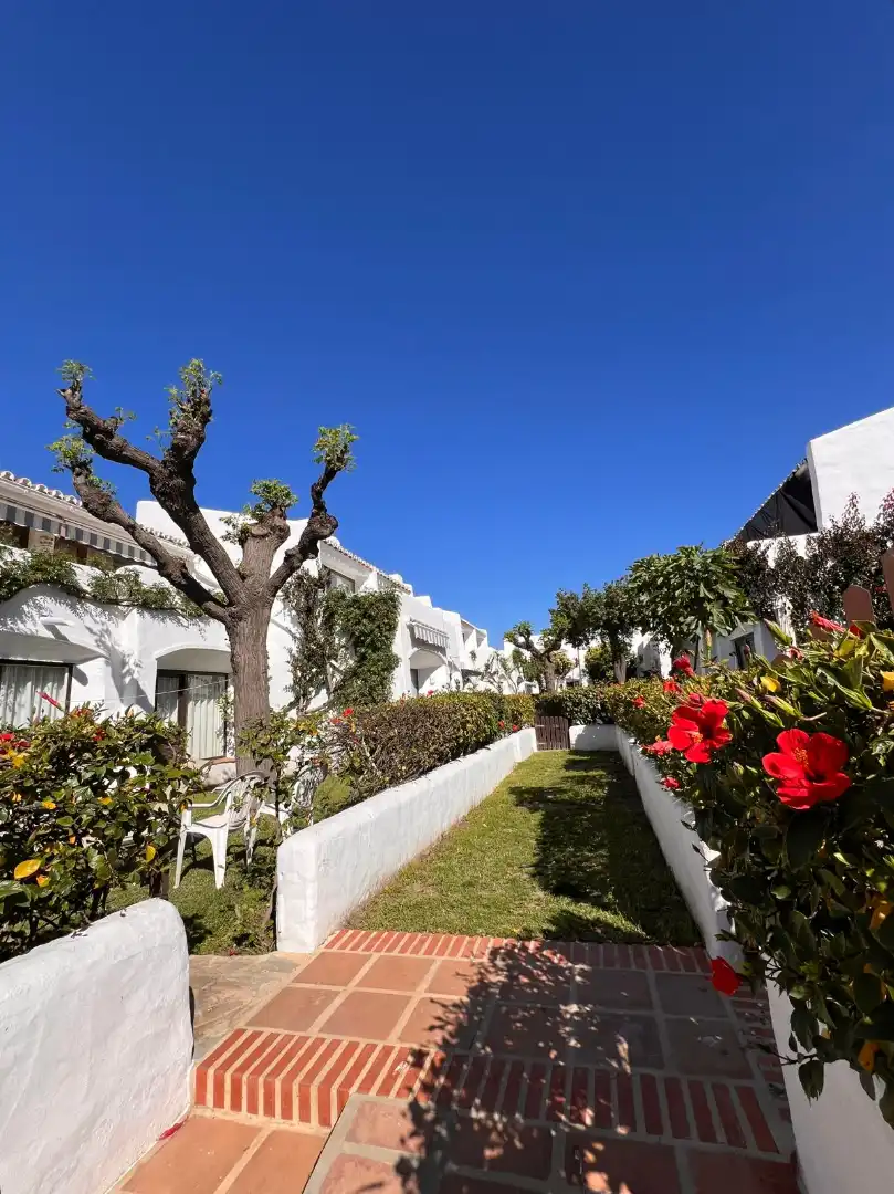 Außenansicht von Wohnung zur Miete in Estepona mit Klimaanlage, Terrasse und Möbliert