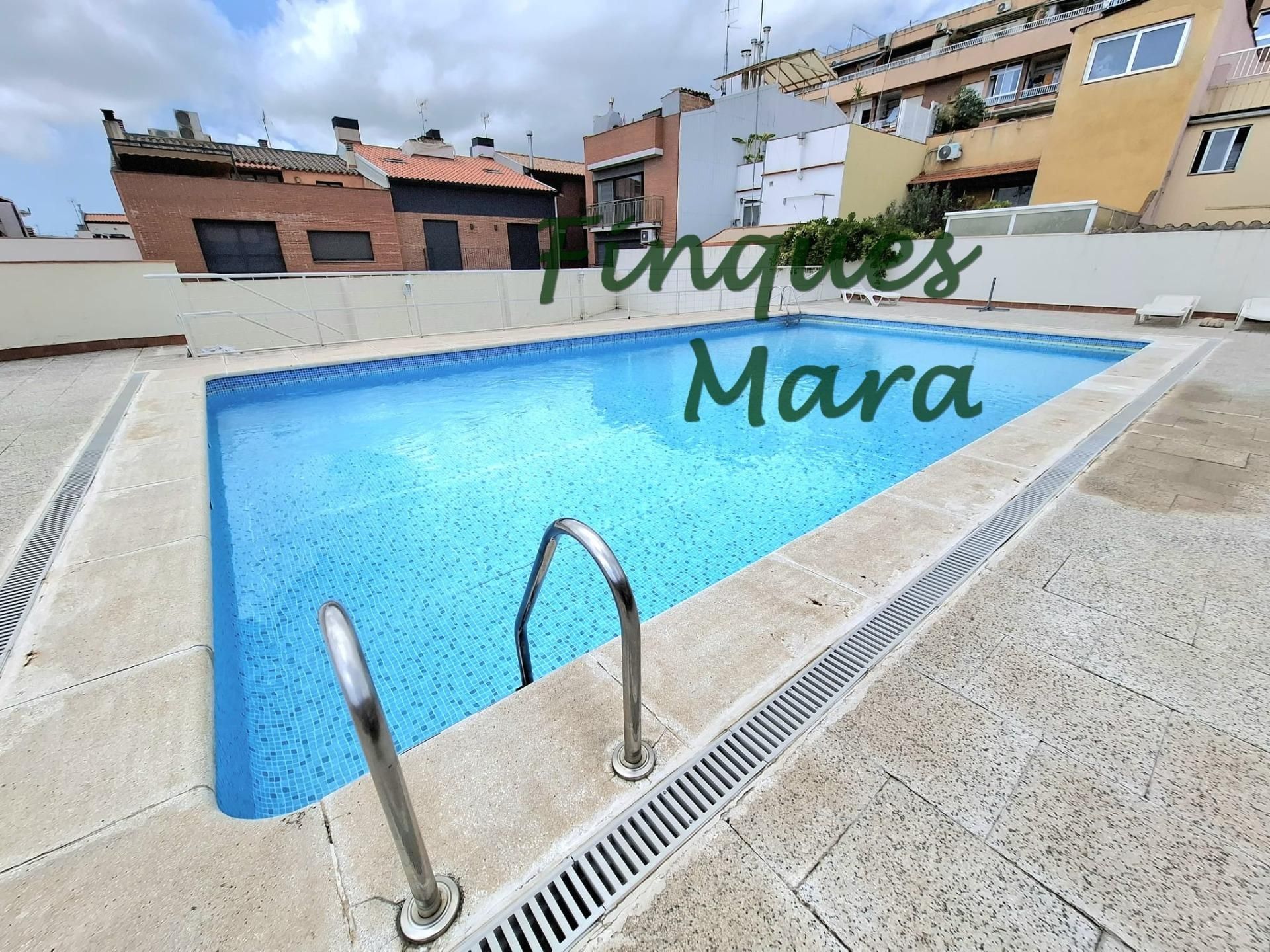 Piscina de Casa adosada en venta en Sant Boi de Llobregat con Aire acondicionado, Calefacción y Terraza