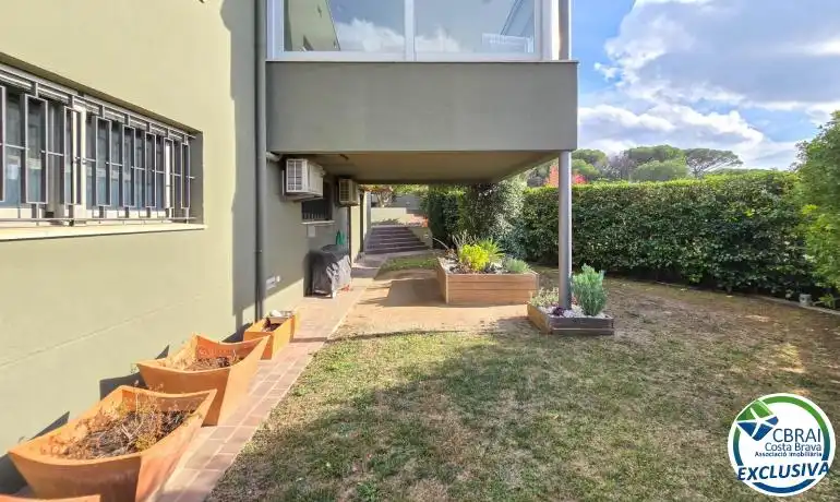 Vista exterior de Casa o xalet en venda en La Jonquera amb Aire condicionat, Calefacció i Jardí privat
