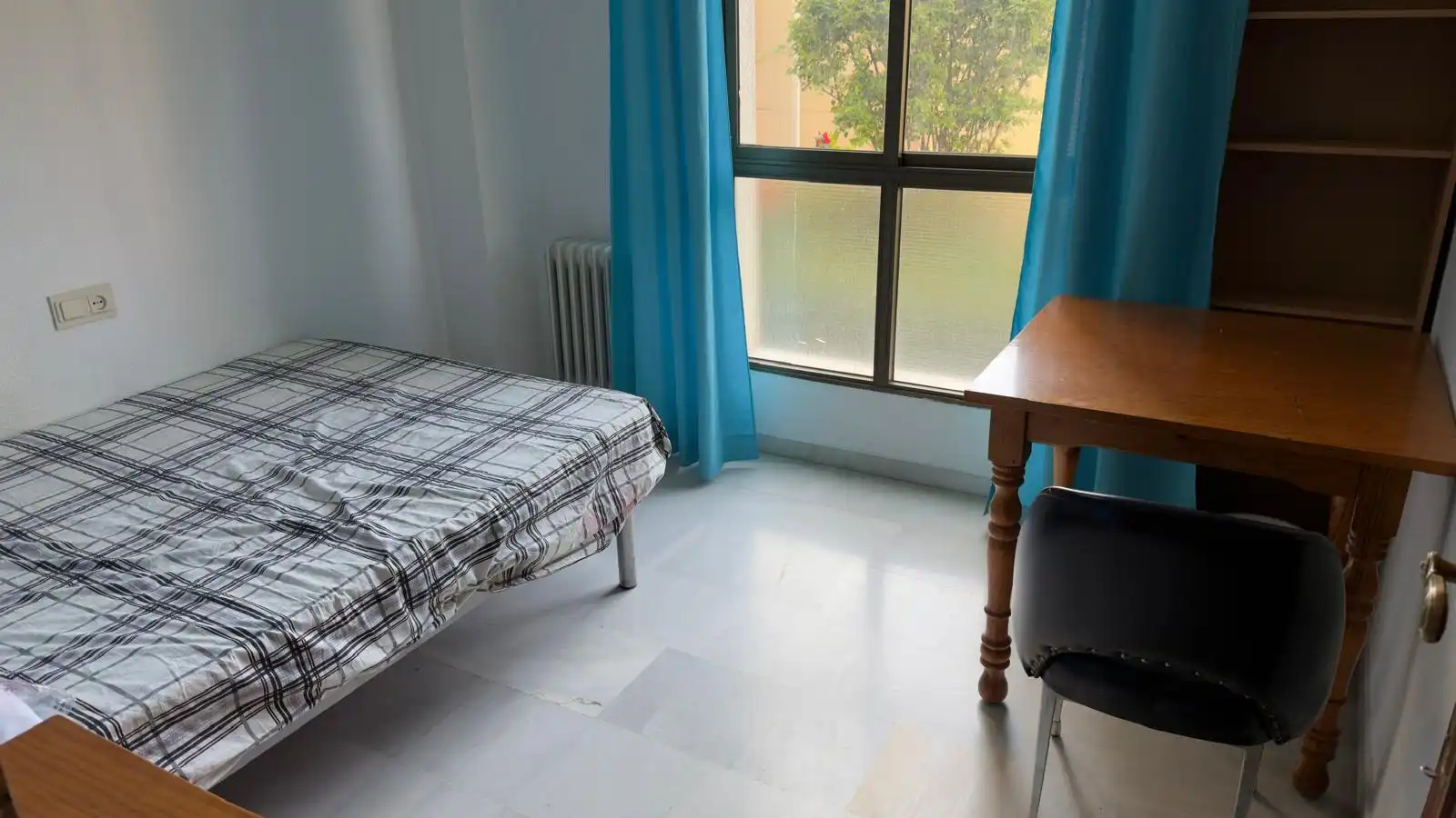 Habitación de Piso para compartir en Granada con Calefacción, Terraza y Amueblado
