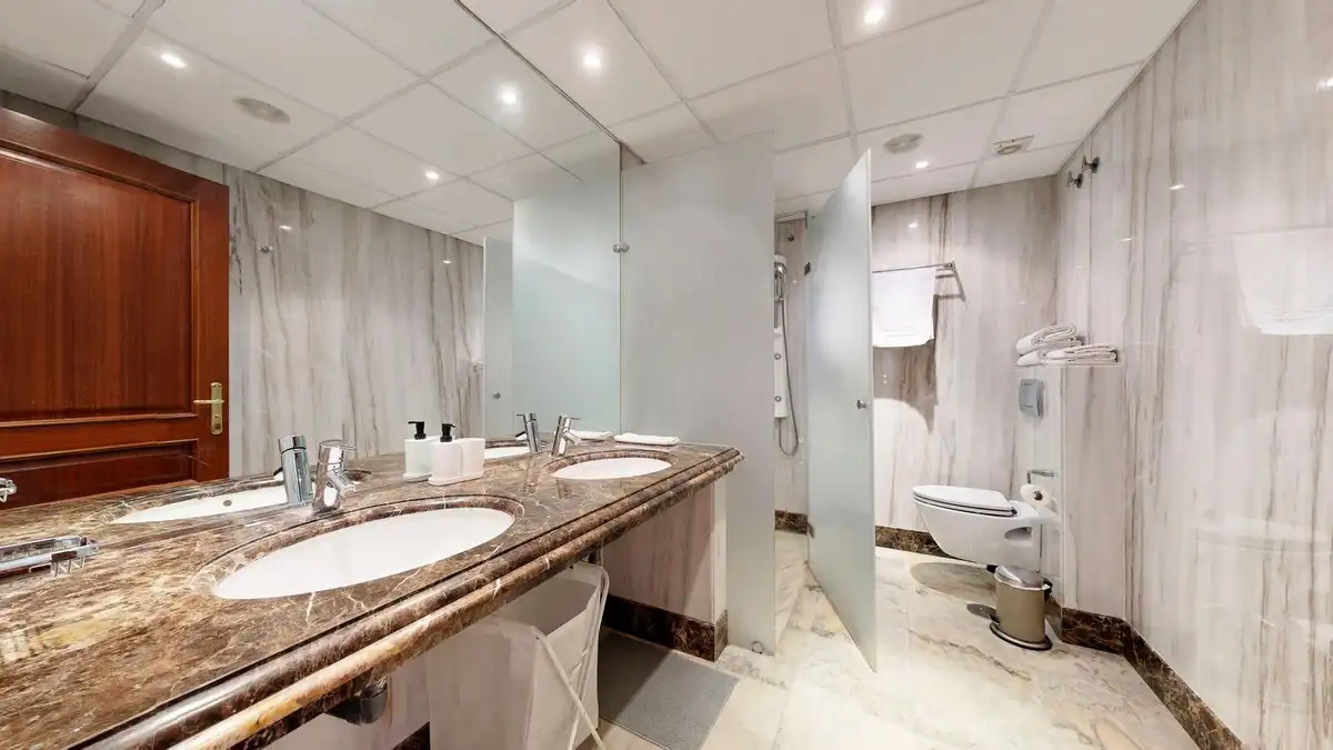 Bathroom of Flat for sale in Estepona  with Air Conditioner, Heating and Terrace