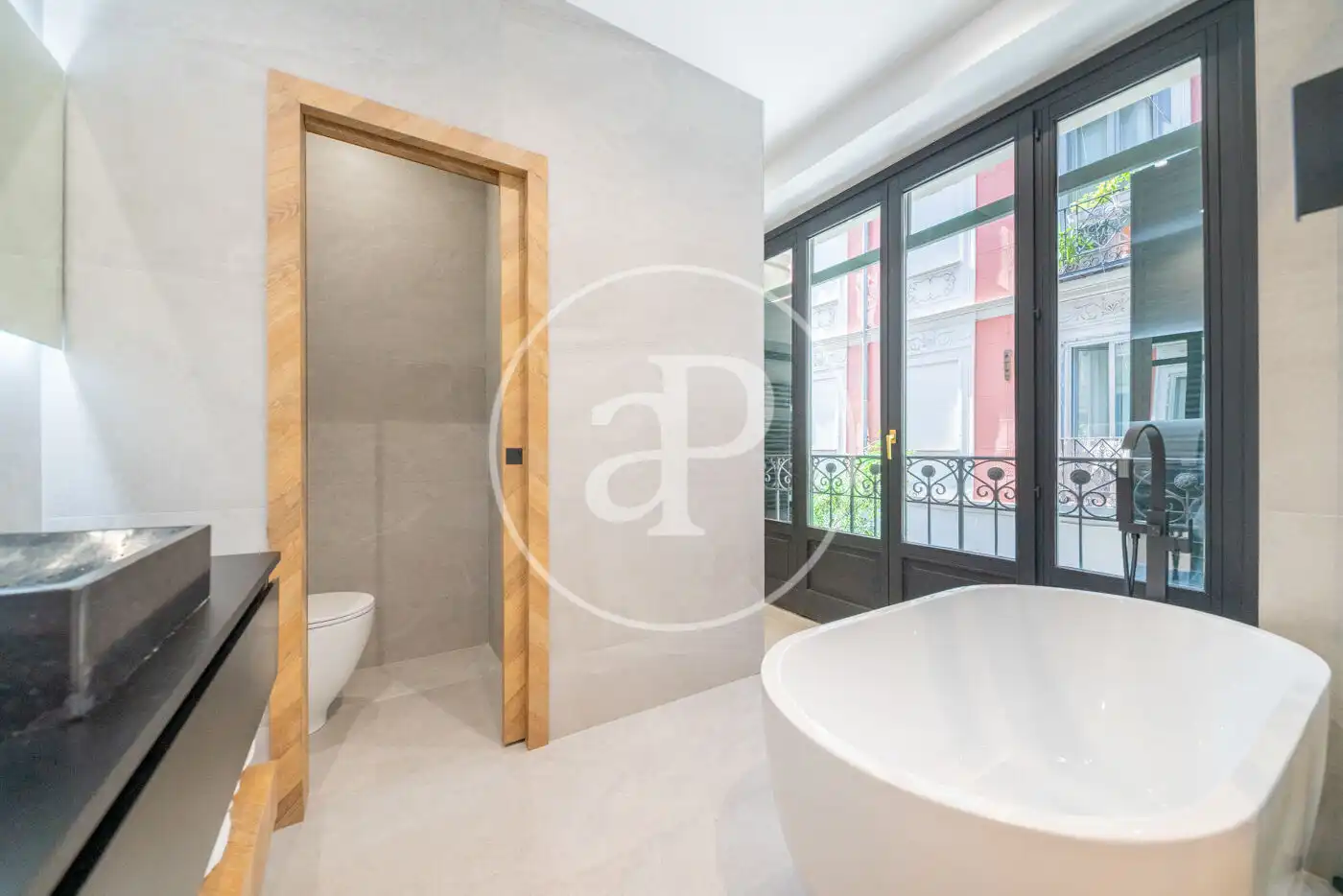 Bathroom of Flat for sale in Madrid  with Air Conditioner, Heating and Storage room
