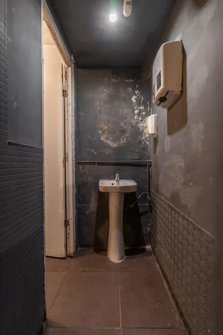 Baño de Local en venta en Madrid