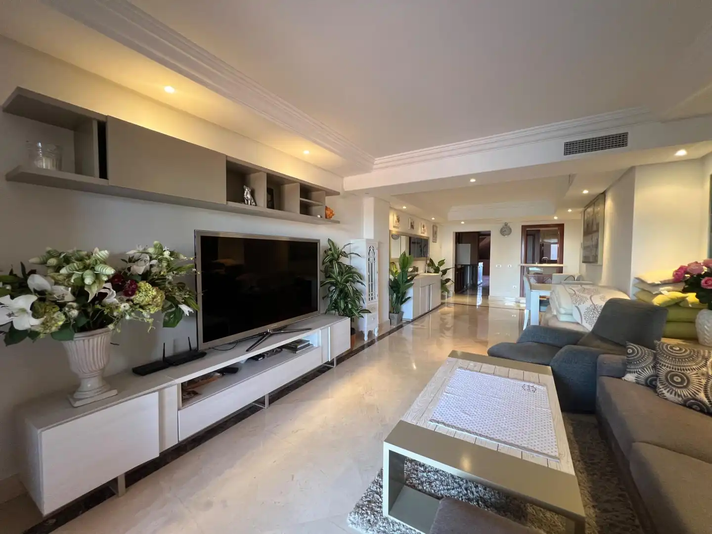 Wohnzimmer von Wohnung zum Verkauf in Estepona mit Klimaanlage, Privatgarten und Terrasse