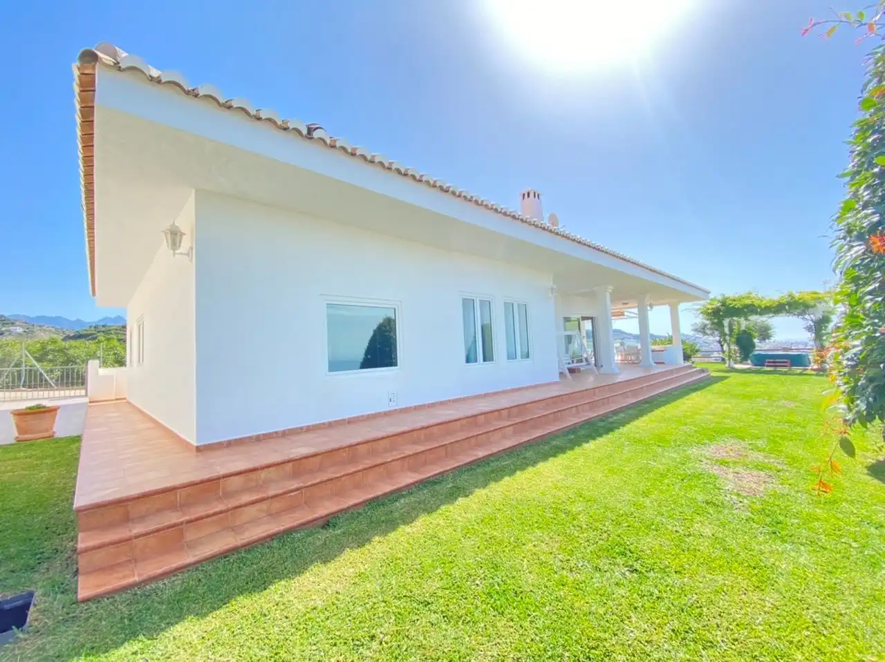 Vista exterior de Casa o xalet en venda en Torrox amb Aire condicionat, Jardí privat i Traster