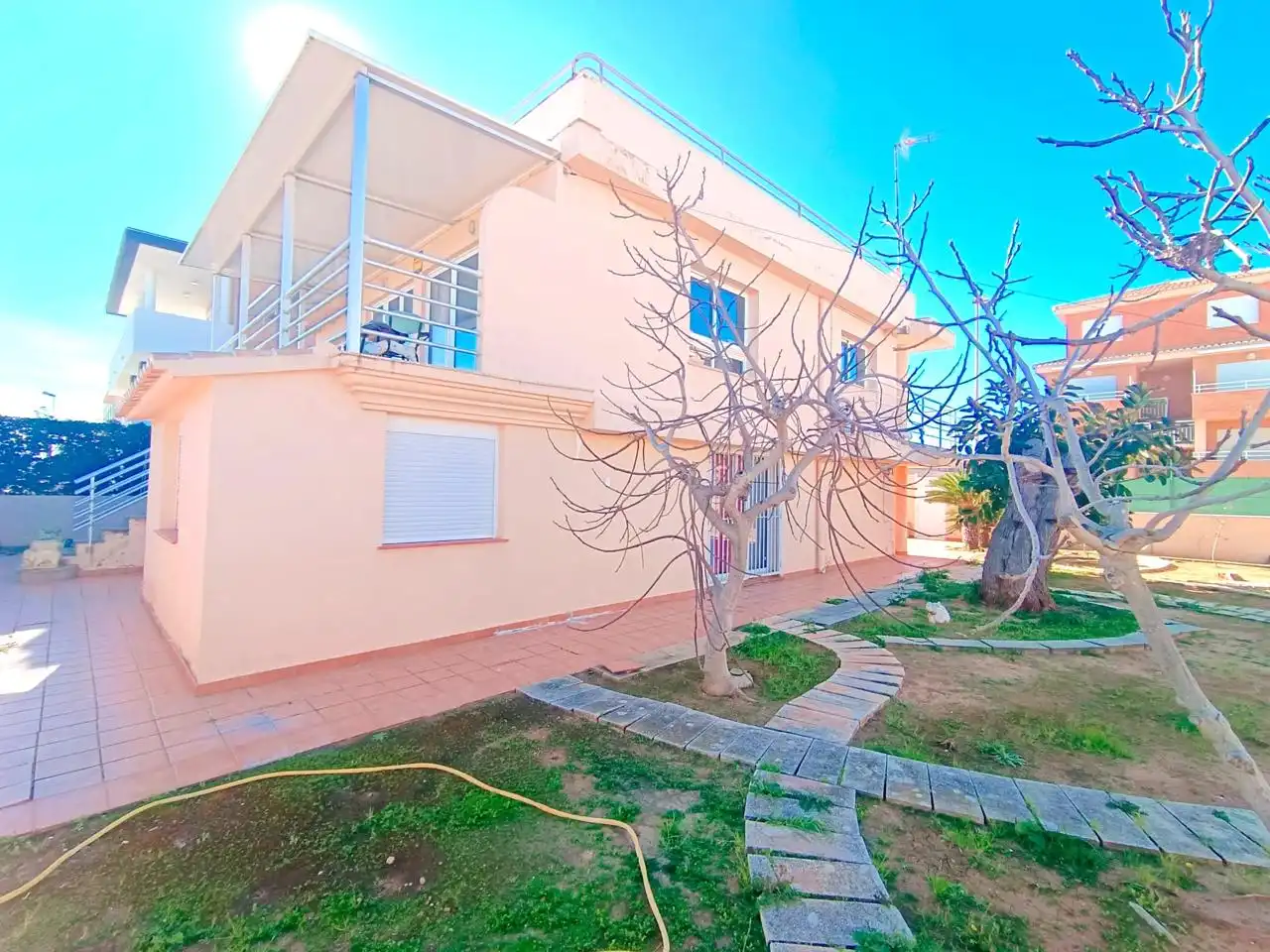 Vista exterior de Casa o xalet en venda en Oliva amb Aire condicionat, Jardí privat i Terrassa