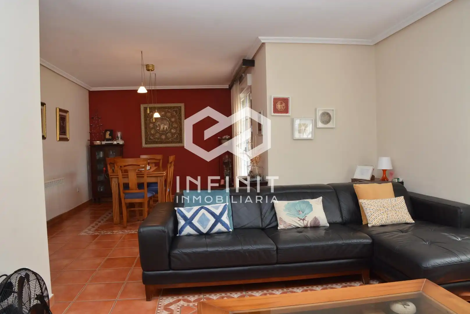 Sala d'estar de Casa adosada en venda en Torrejón del Rey amb Calefacció, Jardí privat i Terrassa